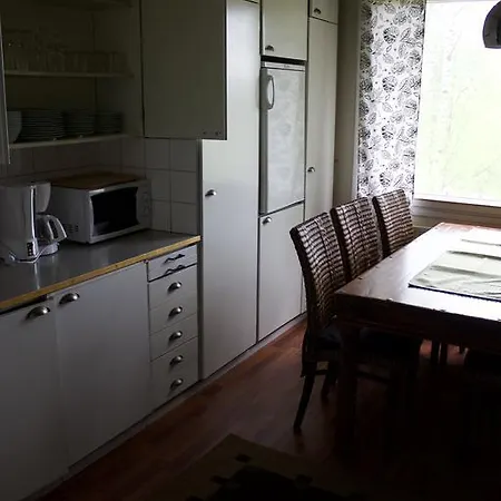 Valiaitankatu 3 *